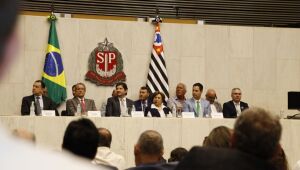 Prefeito prestigia homenagem à ex-prefeita de Guararema na Alesp