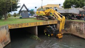 Secretaria de Manutenção inicia última fase de limpeza do Rio Una