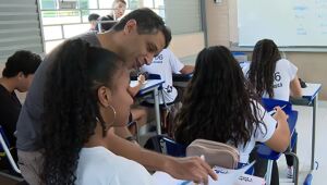 Câmara aprova projeto que restringe uso de celular em escolas