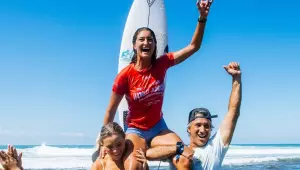 Luana Silva bate japonesa e fatura título do Mundial Júnior de Surfe