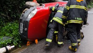 Motorista fica ferido após veículo capotar em Ferraz