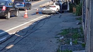 Carro bate em poste e congestiona Viaduto Ryu Mizuno