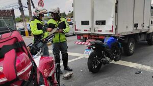 Moto bate na traseira de caminhão e motorista fica ferido