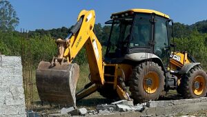 Fiscalização interrompe construções ilegais em área de preservação 