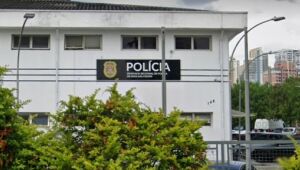 Carro capota e deixa duas pessoas feridas em Mogi das Cruzes 