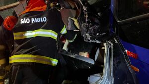Colisão entre carro e ônibus deixa duas passageiras mortas e seis feridos em Suzano