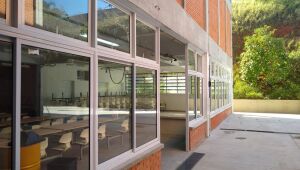 Incêndio atinge cabine de energia e suspende aulas presenciais na Etec de Mogi
