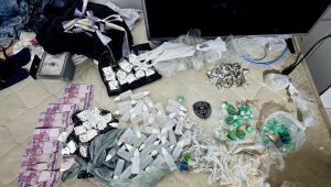GCM de Itaquá desmantela casa bomba, detém traficante e apreende 1,4 mil drogas