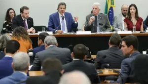 Audiência com Haddad é encerrada após tumulto entre deputados
