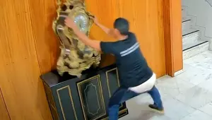 Moraes manda prender homem que quebrou relógio histórico do Planalto
