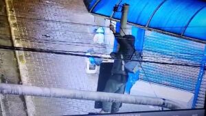 GCM de Ferraz prende homem em flagrante furtando fios de semáforo na Avenida Brasil