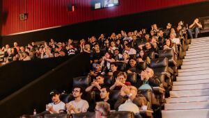 Agência Phoenix lota cinema com estreia de documentário e celebra marco inédito na região