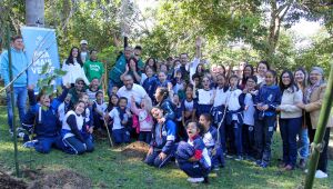 Saulo Souza participa de plantio de mudas ao lado de alunos da rede municipal