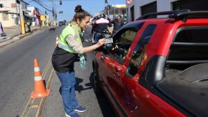 Transporte orienta motoristas sobre respeito à faixa de pedestre na estrada dos Fernandes