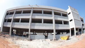 Obra da Fatec se aproxima de 50% de conclusão e prefeito vistoria serviços