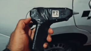 Dupla é presa após tentar roubar farmácia com pistola de cola quente em Mogi