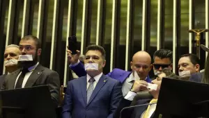 Oposição pernoita nos plenários do Congresso para impedir trabalhos
