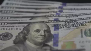 Dólar fica estável após prisão domiciliar de Bolsonaro e ata do Copom
