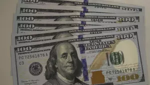 Dólar fecha abaixo de R$ 5,50 pela primeira vez em quase um mês