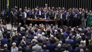 Após obstrução de Plenário, Hugo Motta abre sessão e pede respeito
