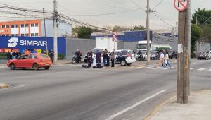Mulher é atropelada por moto em Mogi e socorrida ao Luzia de Pinho Melo