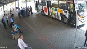 Homem suspeito de agredir idoso em terminal de ônibus de Mogi é preso