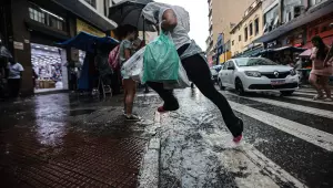 Frente fria muda o tempo e favorece chuvas no estado de São Paulo
