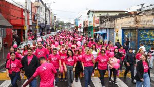 Caminhada do Outubro Rosa supera público e leva mensagem da prevenção para as ruas de Ferraz