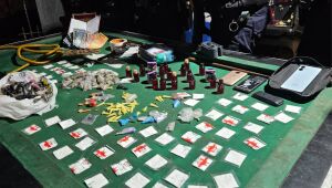 GCM de Itaquá descobre venda de drogas em comércio e apreende arma de fogo