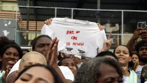 Moradores fazem protesto no Rio após megaoperação com 121 mortos