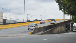 Roda se solta de carro e fere motociclista em viaduto de Suzano