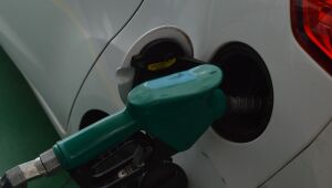 Gasolina comum tem preço médio de R$ 5,97; expectativa é por queda
