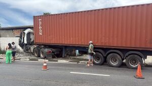 Caminhão perde controle e atinge igreja em Suzano
