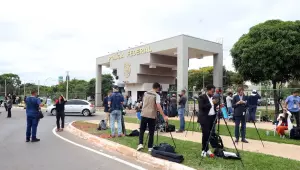 Imprensa mundial noticia a prisão do ex-presidente Jair Bolsonaro