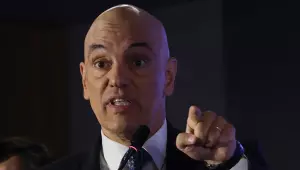 Bolsonaro preso: Moraes rejeita pedido de prisão domiciliar