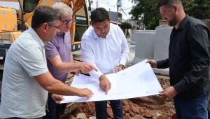 Pedro Ishi vistoria obra no sistema de drenagem no Jardim Monte Cristo