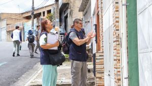 Agentes de Saúde percorrem o Jardim Primavera para levar orientações sobre a Dengue