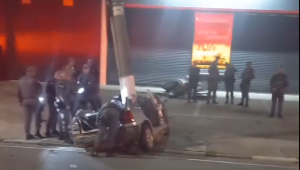 Homem morre e outro fica ferido após bater o carro durante fuga da polícia em Mogi