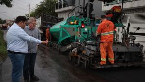 Pedro Ishi vistoria obra de pavimentação em rua do Jardim Casa Branca