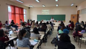 Educação apresenta projetos municipais de leitura e escrita a estudantes de Pedagogia