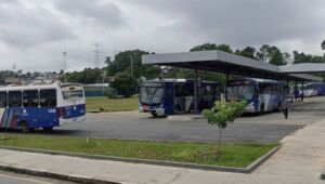 Cobertura de Terminal de Ônibus é danificado após ventos de 100km/h em Arujá
