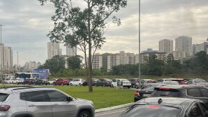 Caminhão quebrado causa trânsito intenso em Mogi
