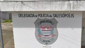 Idoso é encontrado morto dentro de veículo submerso em lago de Salesópolis