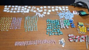 Suspeito é preso por tráfico com mais de 480 porções de drogas em Suzano