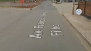 Jovem fica ferido após colisão entre caminhão e carro