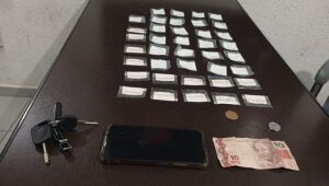 Mulher é flagrada com dezenas de porções de cocaína nos seios em Santa Isabel