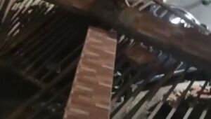 Caminhão de coleta de lixo bate em duas casas e derruba portão em Poá