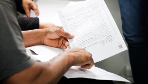 Ferraz entrega mais 40 matrículas de regularização fundiária na OAB