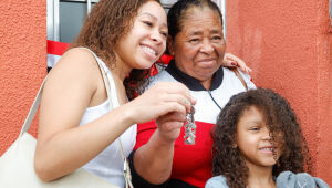 Obra mais atrasada do Estado &eacute; entregue a fam&iacute;lias em Ferraz