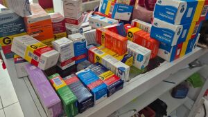 Vigil&acirc;ncia apreende medicamentos, suplementos e cosm&eacute;ticos irregulares em farm&aacute;cia no Jardim Revista
